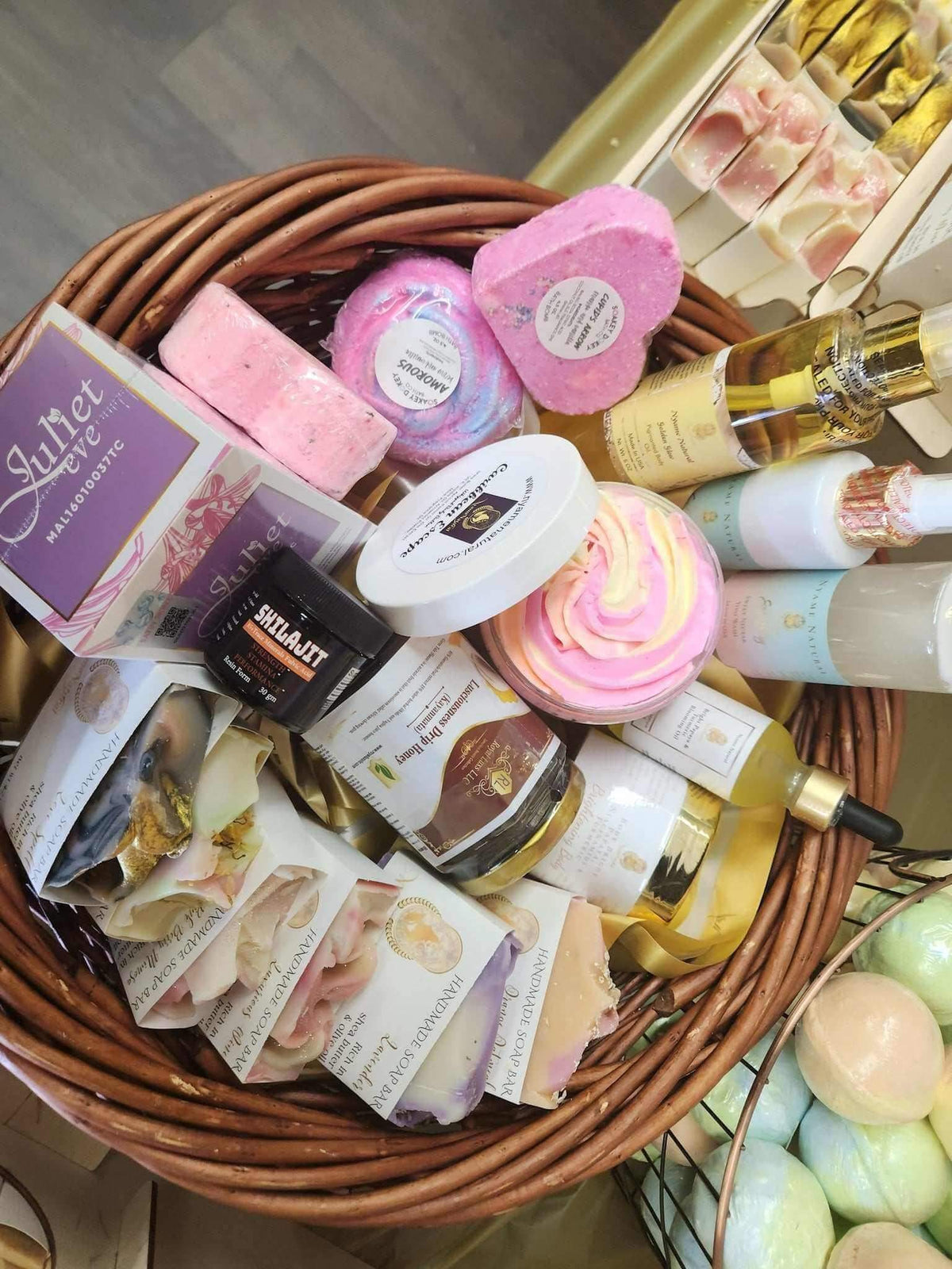 Queen Relaxation & Detox Gift Basket – Self-Care Spa Set for Women with assorted spa products and herbal tonic.
