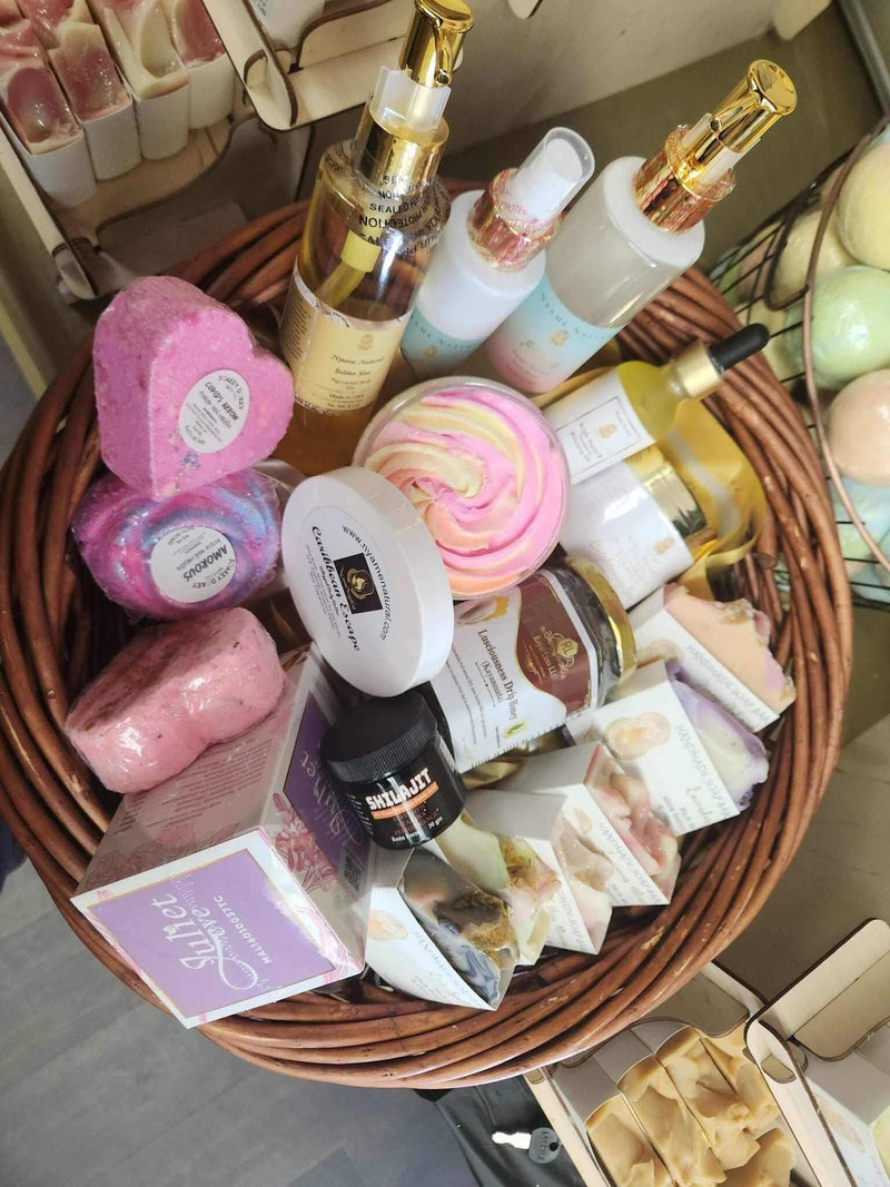 Queen Relaxation & Detox Gift Basket – Self-Care Spa Set for Women with assorted bath products and herbal tonics.