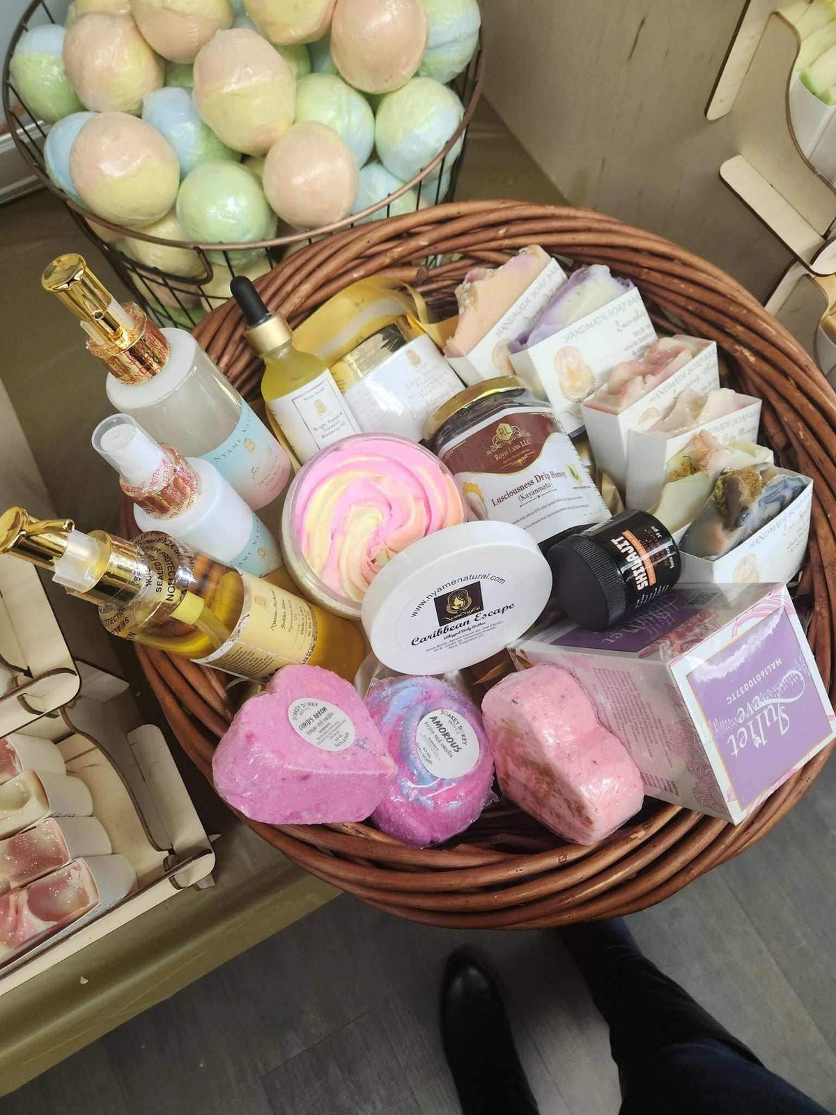 Queen Relaxation & Detox Gift Basket – Self-Care Spa Set for Women filled with bath bombs, oils, and skincare products.